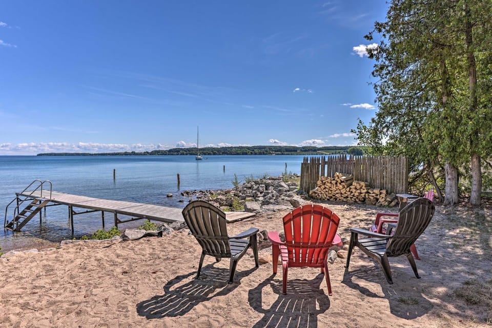 < 1 Mi to Dtwn! Lakefront 'Manitou Cottage' House in Suttons Bay
