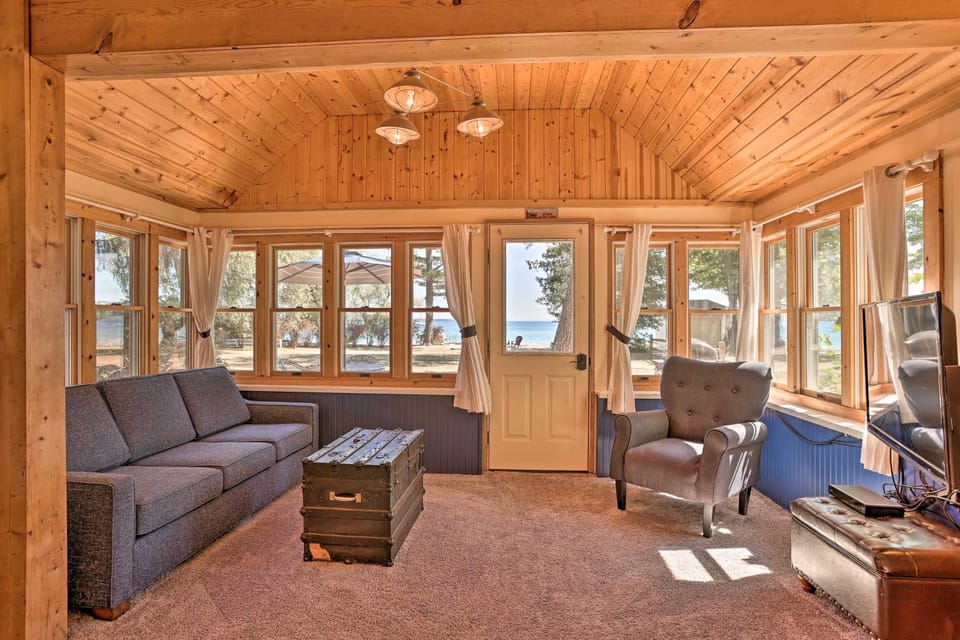 1/2 Mi to Dtwn Suttons Bay! Lakefront Cottage House in Suttons Bay