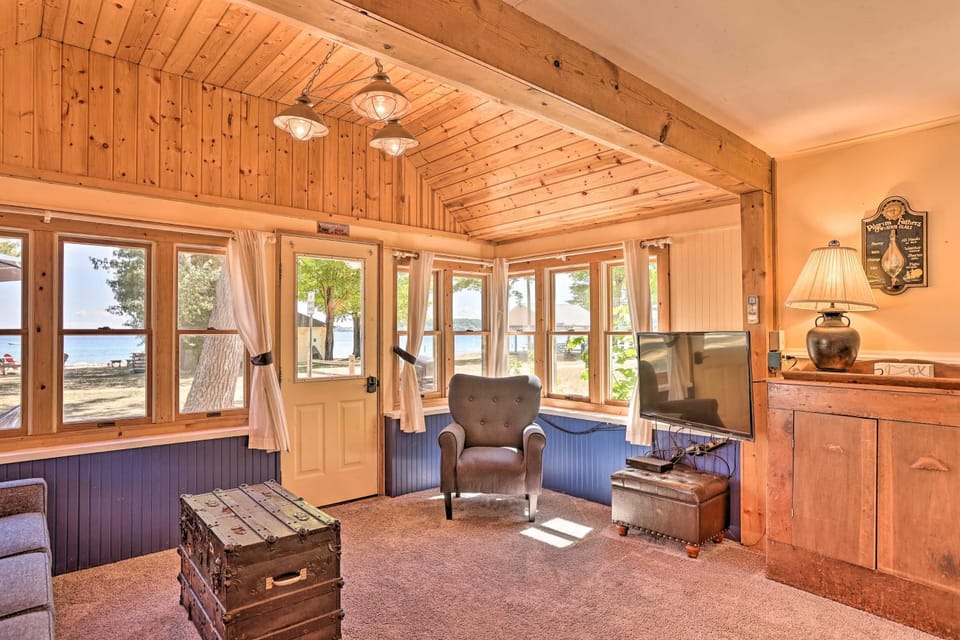 1/2 Mi to Dtwn Suttons Bay! Lakefront Cottage House in Suttons Bay