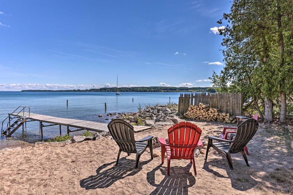 1/2 Mi to Dtwn Suttons Bay! Lakefront Cottage House in Suttons Bay