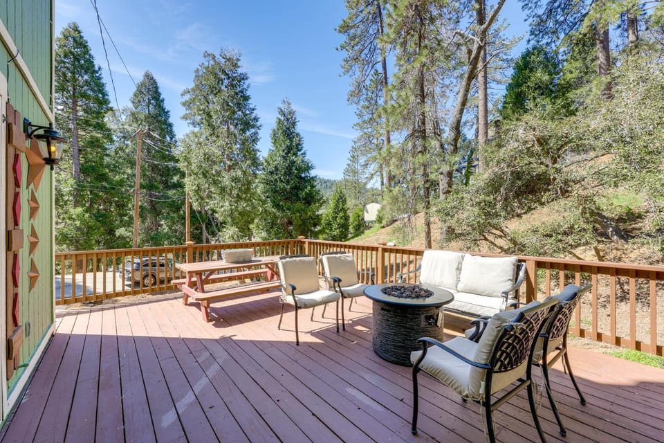 Remodeled Crestline Retreat Walk to Lake Gregory! House in Crestline