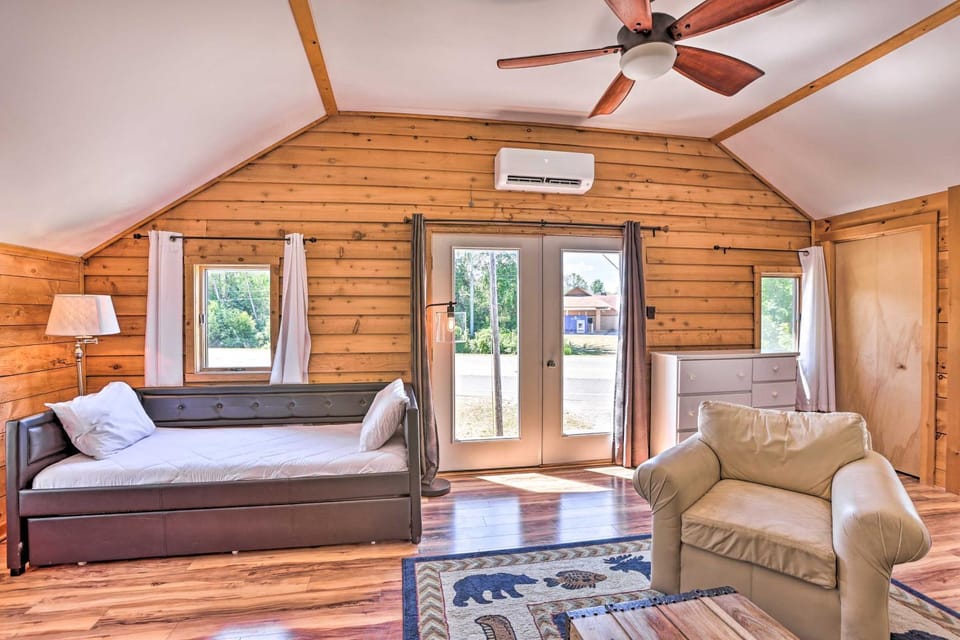 < 1 Mi to Dtwn Suttons Bay! Studio w/ Shared Beach Apartment in Suttons Bay