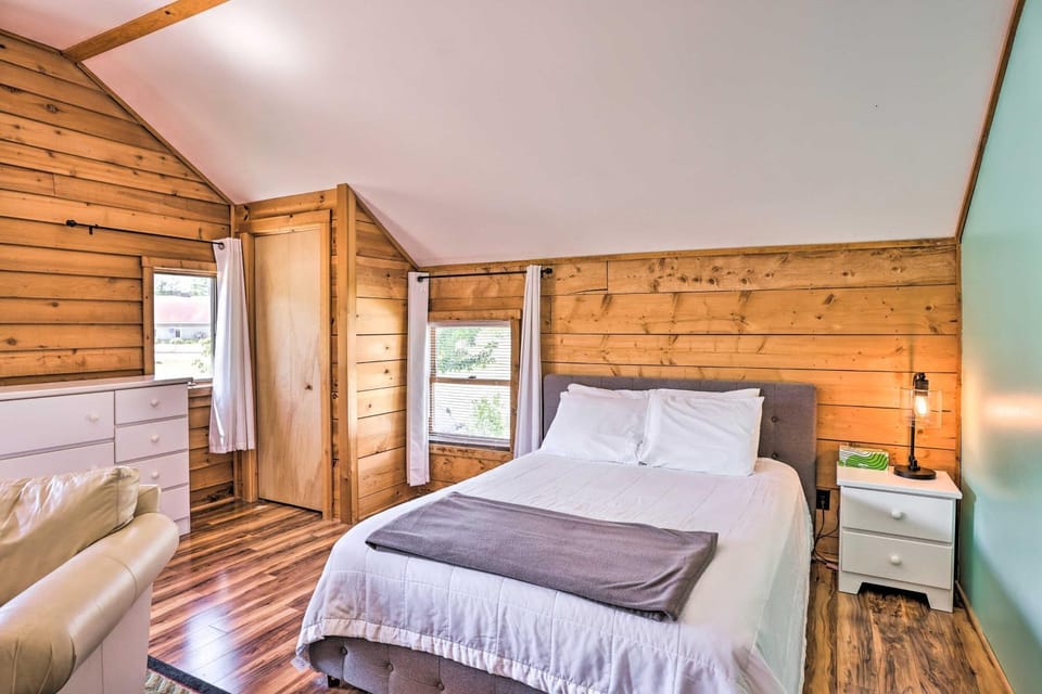 < 1 Mi to Dtwn Suttons Bay! Studio w/ Shared Beach Apartment in Suttons Bay