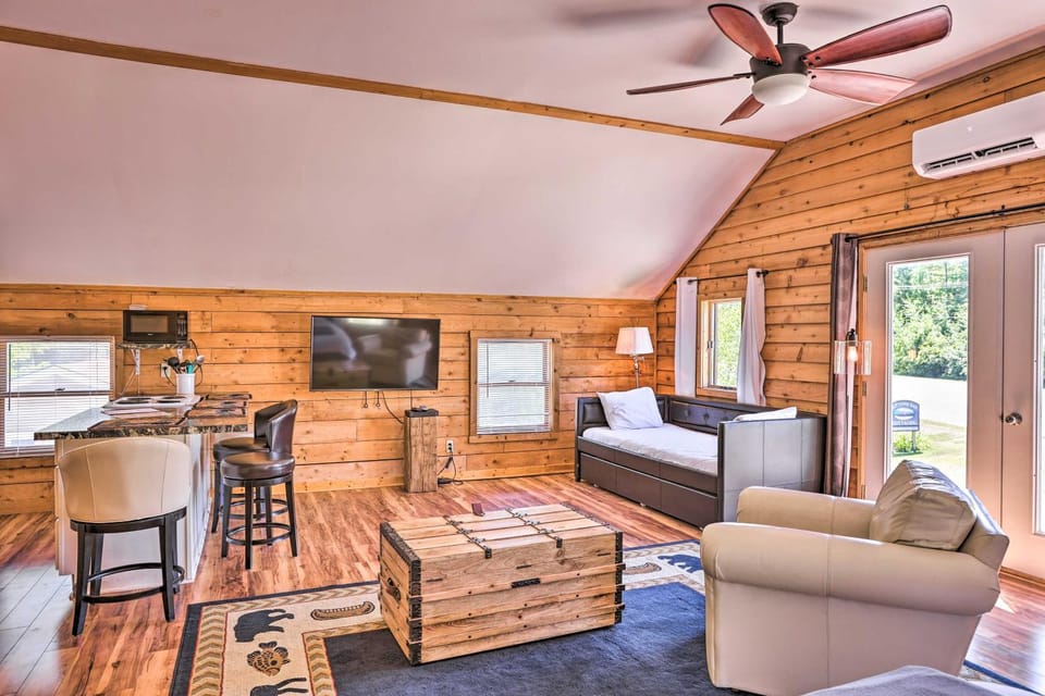 < 1 Mi to Dtwn Suttons Bay! Studio w/ Shared Beach Apartment in Suttons Bay