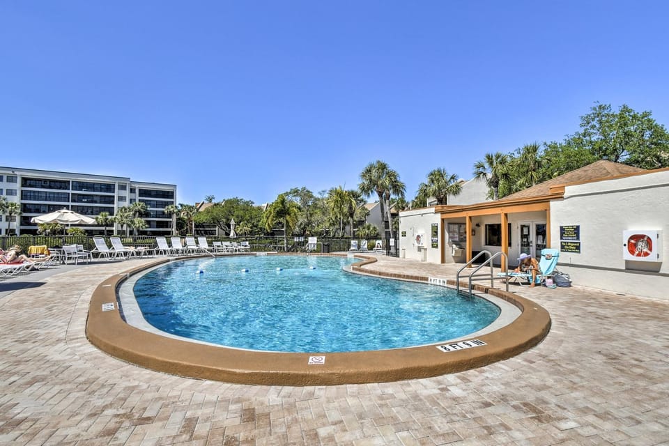 Siesta Key Condo: Resort Amenities, Walk to Beach! House in Siesta Key