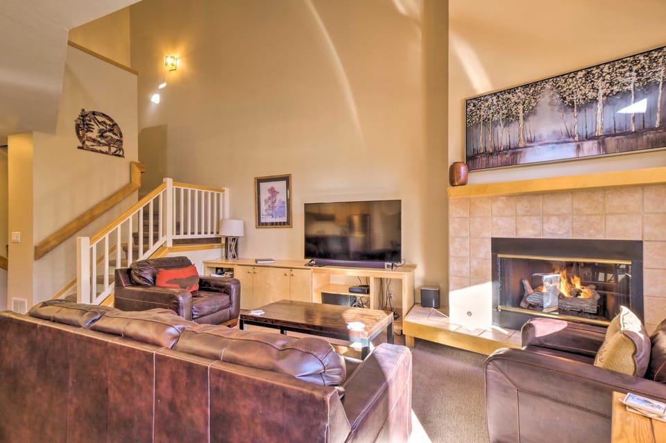 Walk to Lifts! Chimney Ridge Townhome w/ Hot Tub House in Breckenridge
