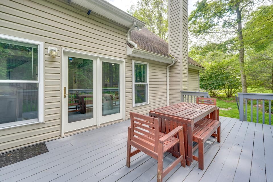 Family Home w/ Deck ~ 2 Mi to Camelback Mountain! House in Pocono Mountains