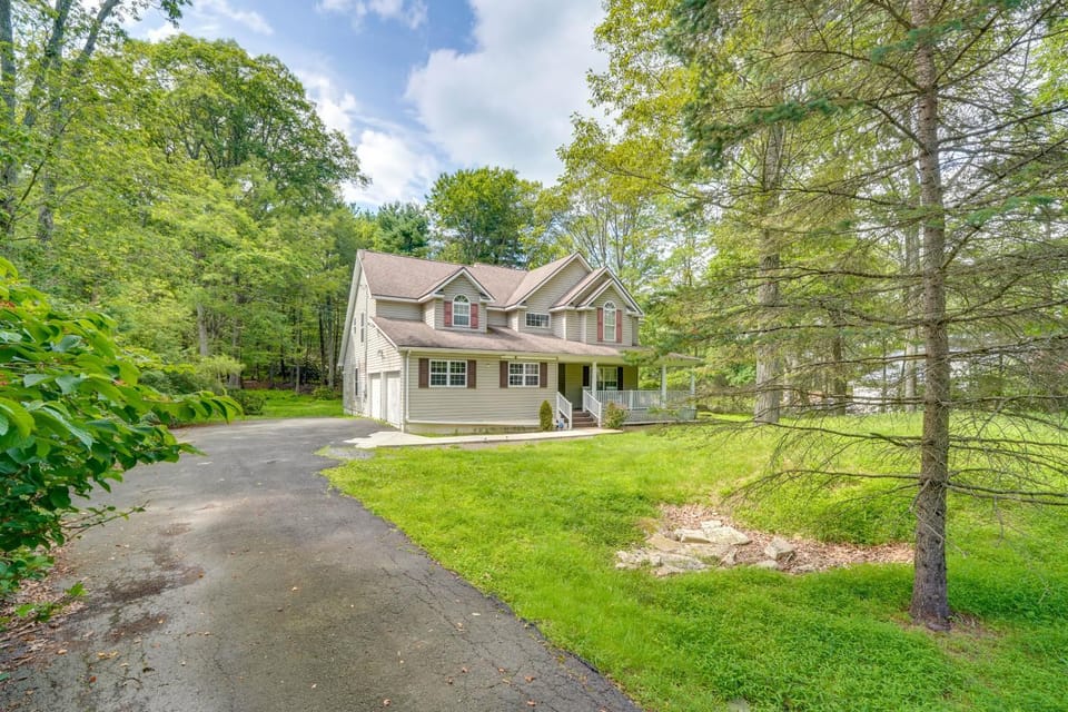 Family Home w/ Deck ~ 2 Mi to Camelback Mountain! House in Pocono Mountains