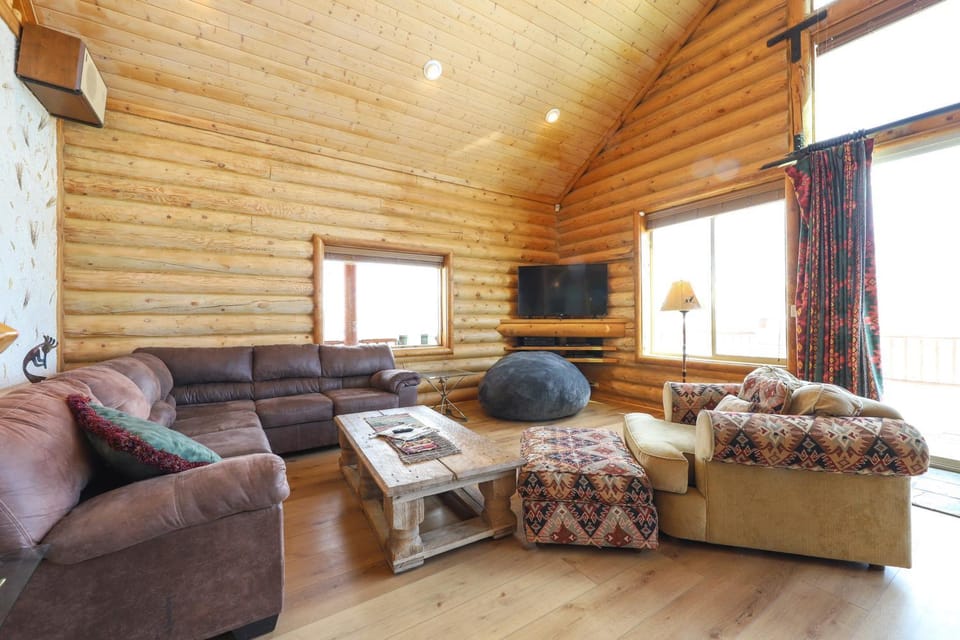 Brian Head Cabin Minutes from Slopes w/ Game Room! Cabin in Brian Head