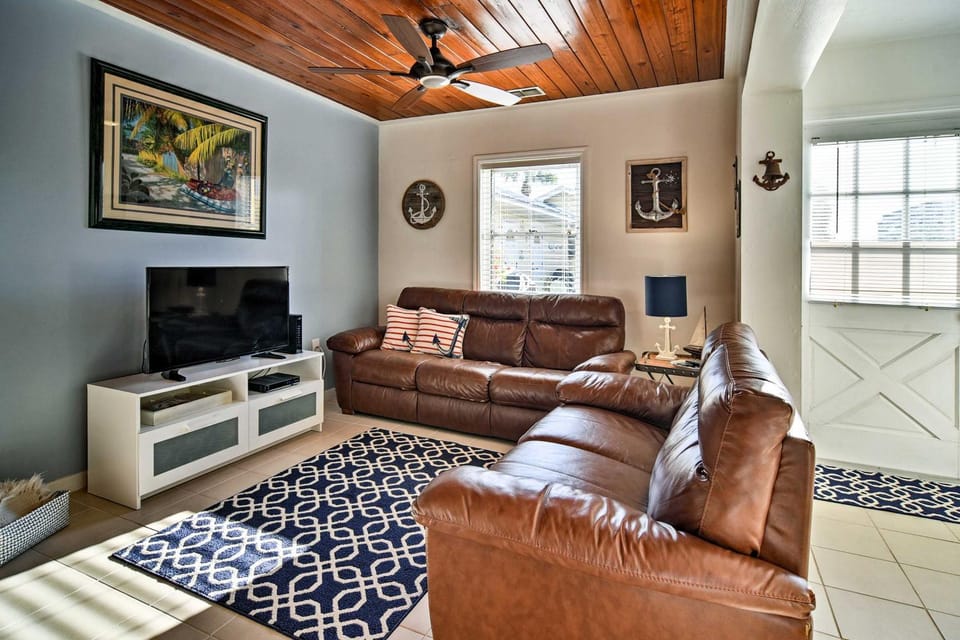 Steps to Beach, Cabana: Indian Shores Cottage House in Indian Shores