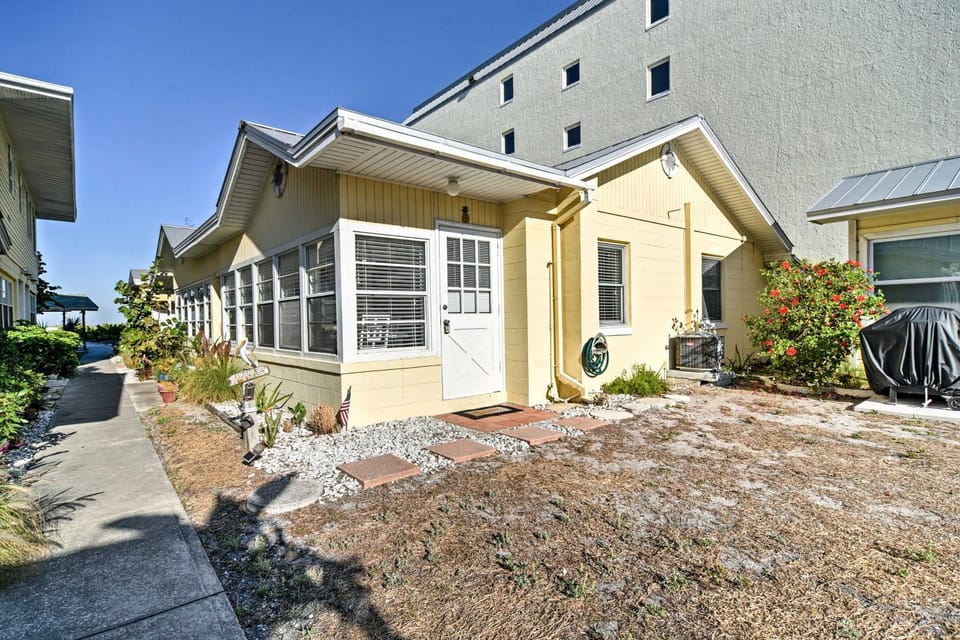 Steps to Beach, Cabana: Indian Shores Cottage House in Indian Shores