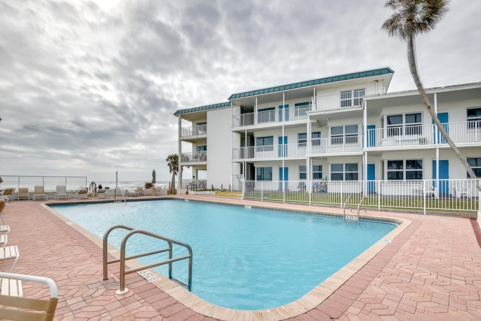Daytona Beach Studio w/ Private Lanai 1 Mi to Pier Apartment in Florida