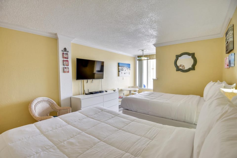 Daytona Beach Studio w/ Private Lanai 1 Mi to Pier Apartment in Florida