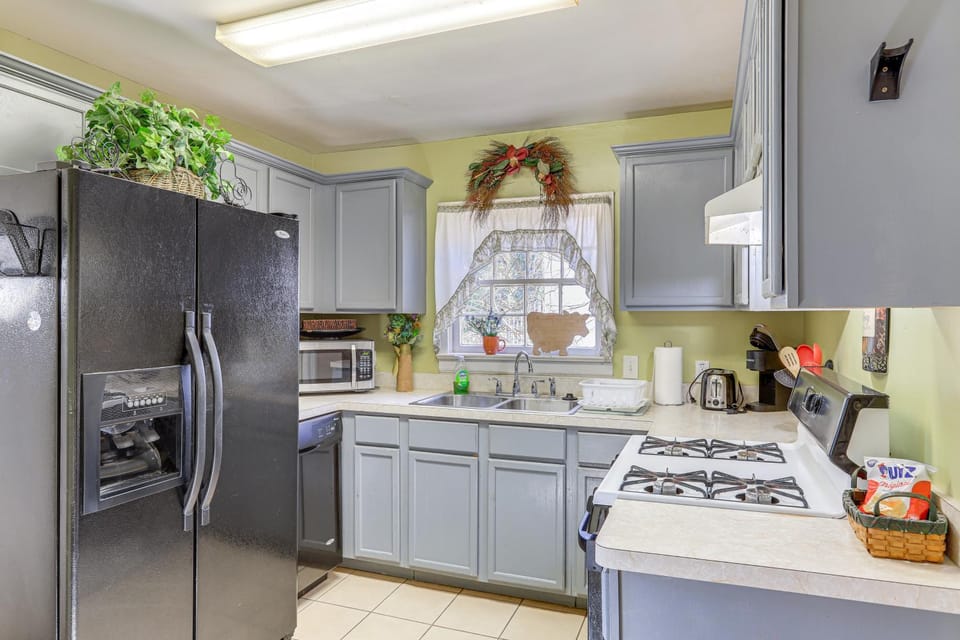 5 Mi to Dtwn ATL! Family Home w/ Veranda & Yard House in Atlanta