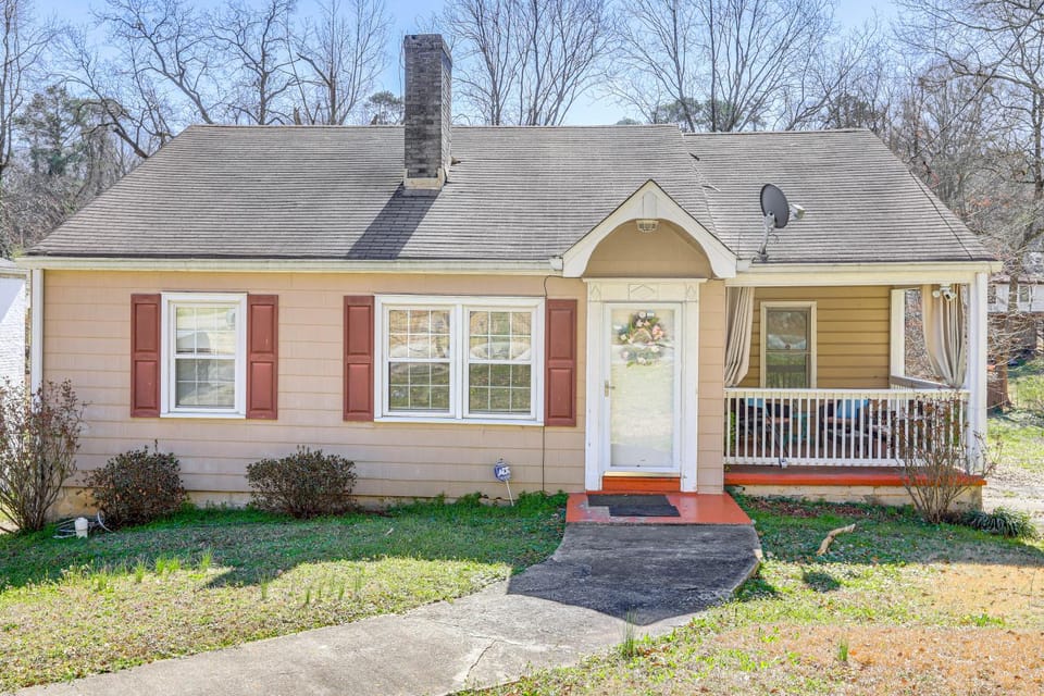 5 Mi to Dtwn ATL! Family Home w/ Veranda & Yard House in Atlanta