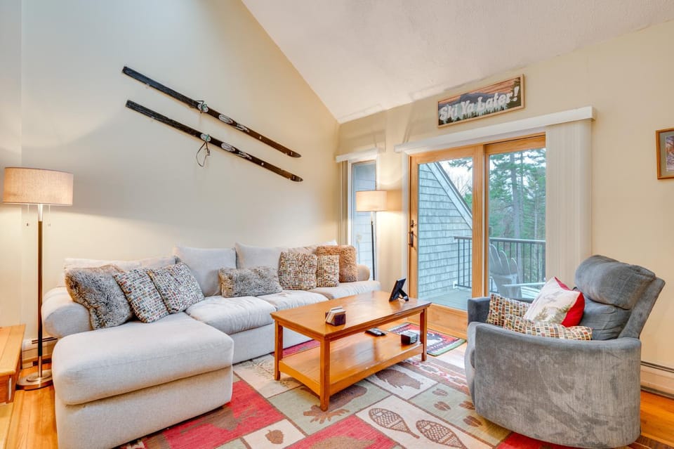 Cozy Bretton Woods Ski-In/Ski-Out Condo w/ Deck! House in Carroll
