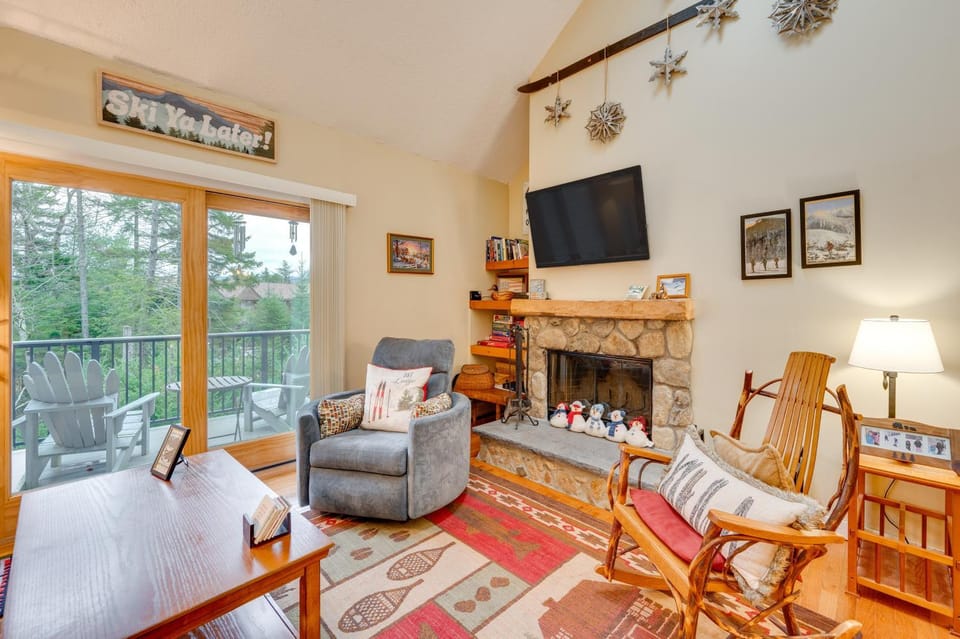 Cozy Bretton Woods Ski-In/Ski-Out Condo w/ Deck! House in Carroll