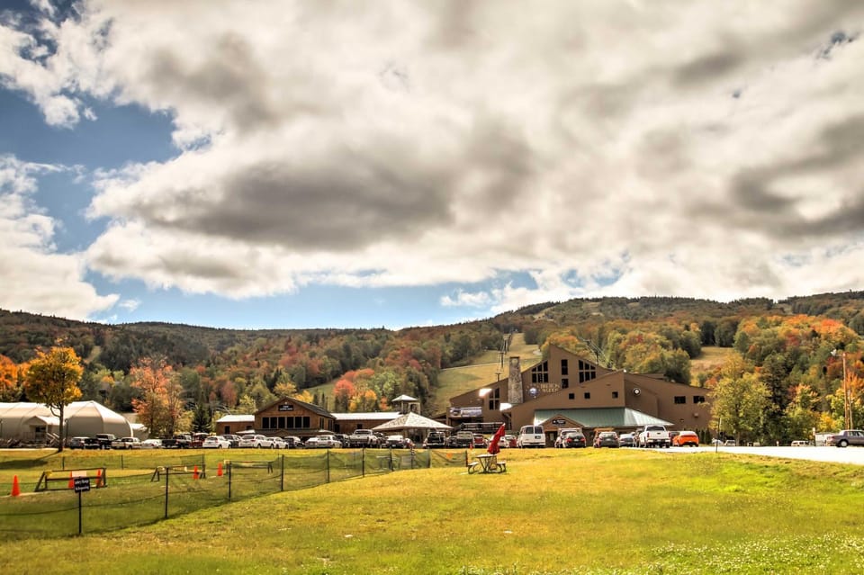 Cozy Bretton Woods Ski-In/Ski-Out Condo w/ Deck! House in Carroll