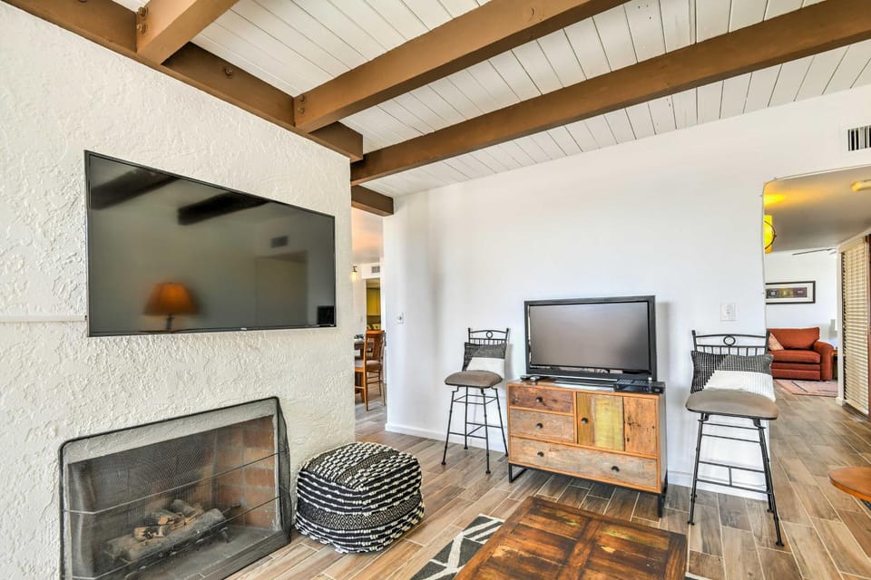 3 Mi to Old Town: Scottsdale Condo w/ Pool & Lake House in McCormick Ranch