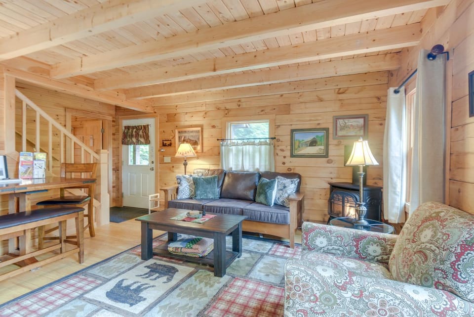 All-Season Log Cabin Escape! 11 Mi to Cranmore Mtn Cabin in Madison