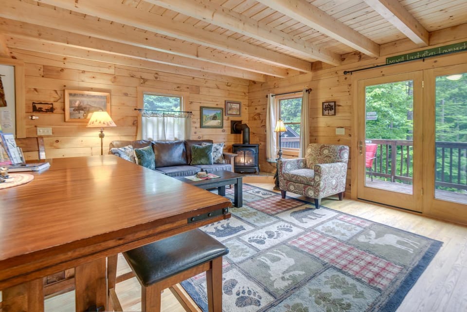 All-Season Log Cabin Escape! 11 Mi to Cranmore Mtn Cabin in Madison