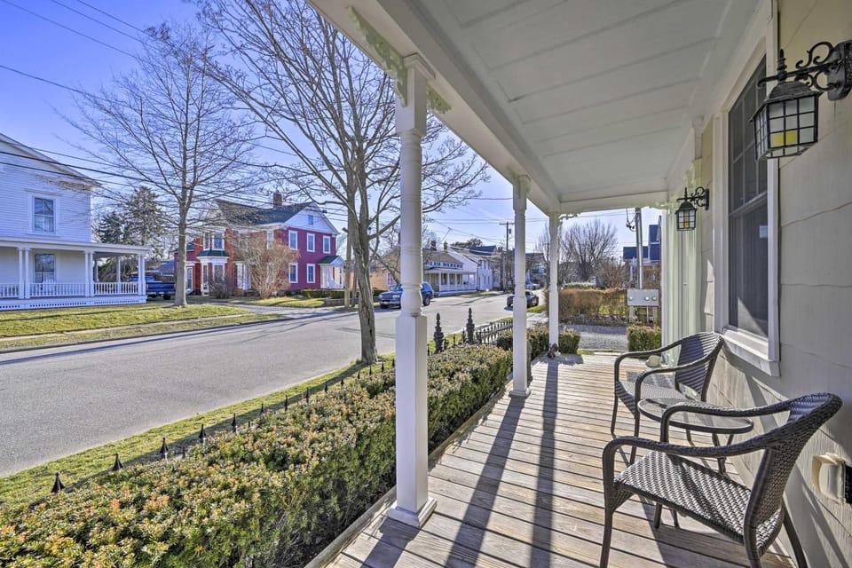 Bright Apartment - 1/2 Mi to Greenport Harbor! Apartment in Greenport