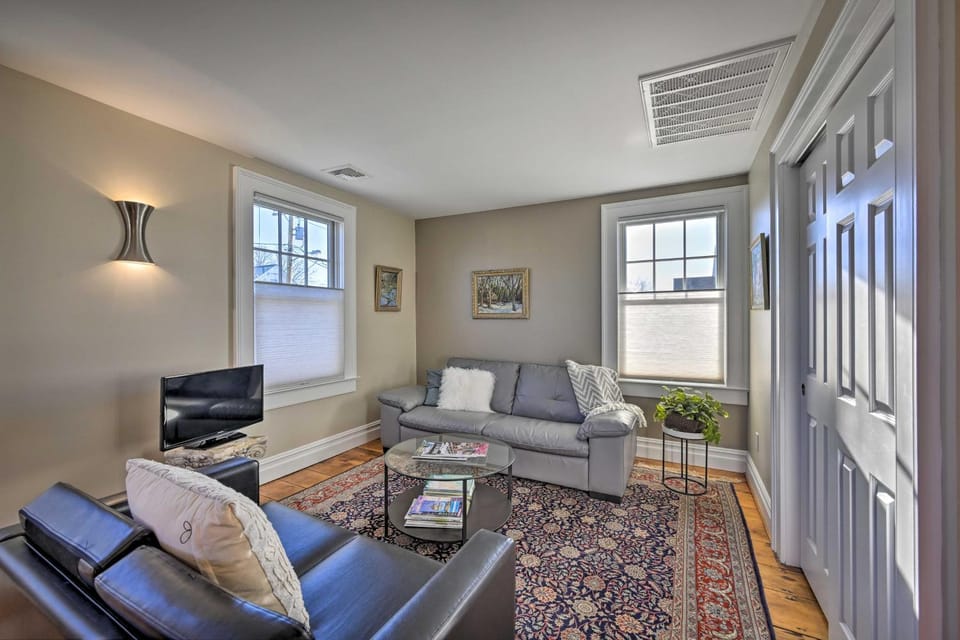 Bright Apartment - 1/2 Mi to Greenport Harbor! Apartment in Greenport
