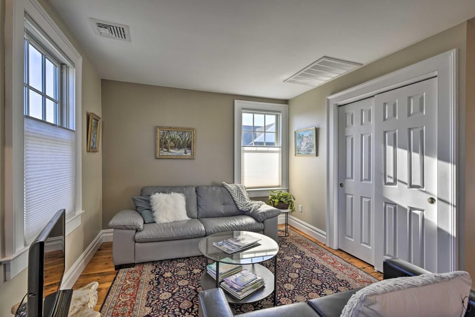 Bright Apartment - 1/2 Mi to Greenport Harbor! Apartment in Greenport