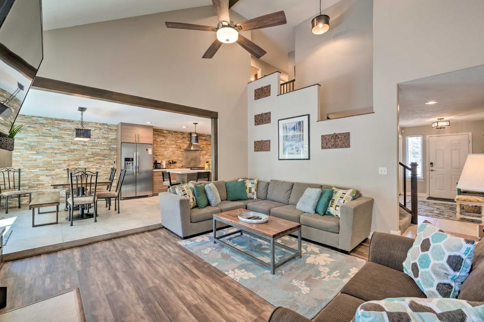 'Wasatch Basecamp' w/ Hot Tub: Hike & Explore! House in Cottonwood Heights