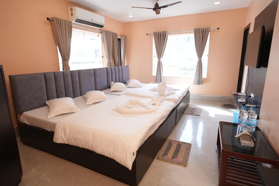 Bed, TV and multimedia, Photo of the whole room, towels