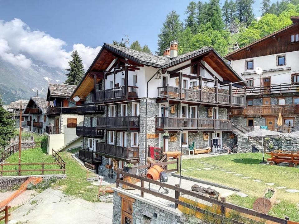 Property building, Day, Natural landscape, Garden, Garden view, Mountain view