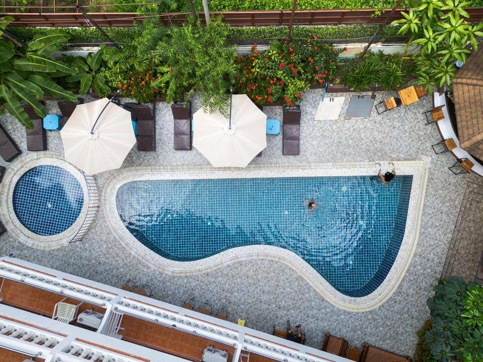 Day, Natural landscape, Pool view, Swimming pool, Swimming pool, sunbed
