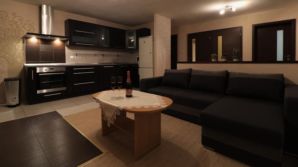 Communal lounge/ TV room, Kitchen or kitchenette, Living room, Seating area