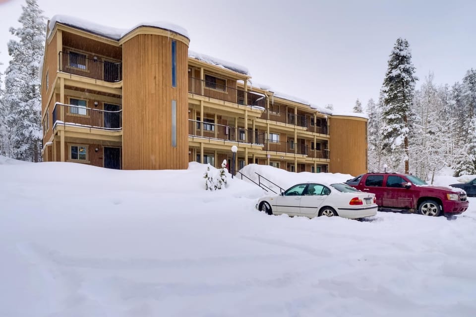 Winter Park Condo w/ Hot Tubs, 4 Mi to Ski Resort! House in Fraser
