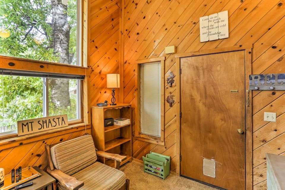 Cozy Studio Near Hiking & Skiing, Walk to Downtown Apartment in Mount Shasta