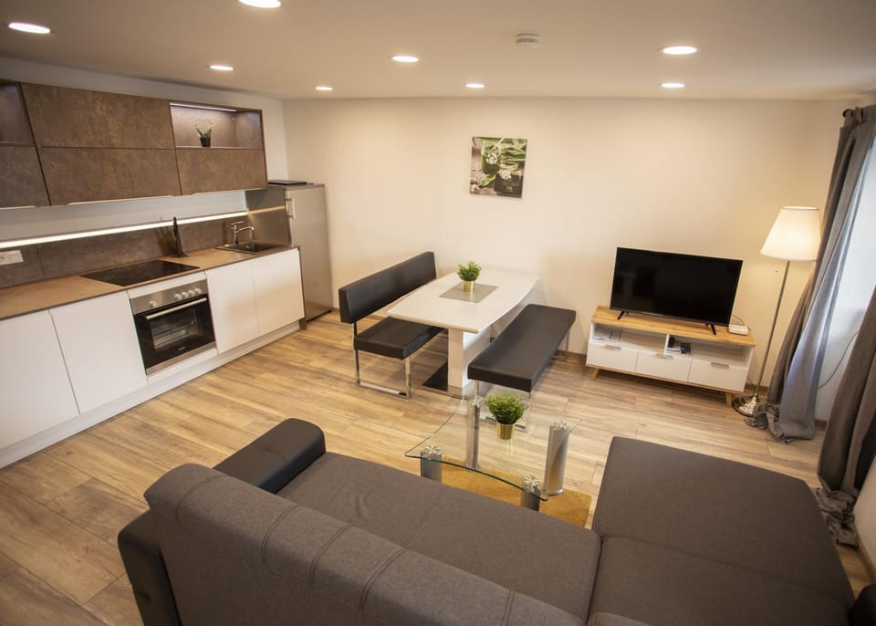 Kitchen or kitchenette, Living room, Seating area, Dining area