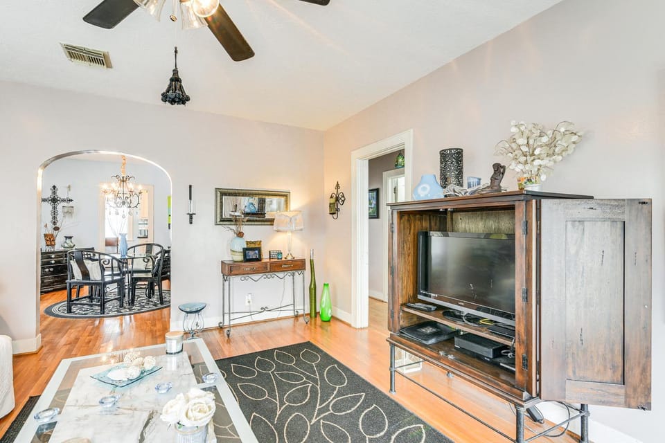 1/2 Mi to Beach! Pet-Friendly Dtwn Galveston Home House in Texas City