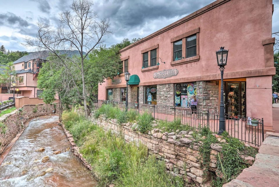 Downtown Manitou Springs Home: Tranquil Creek View House in Manitou Springs