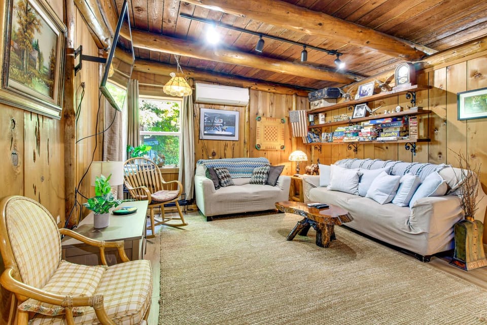 Hike to the Coast! Log Cabin on 5 Acres in Bandon Cabin in Oregon