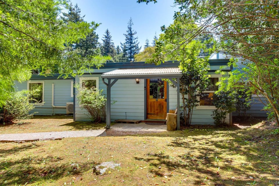 Hike to the Coast! Log Cabin on 5 Acres in Bandon Cabin in Oregon