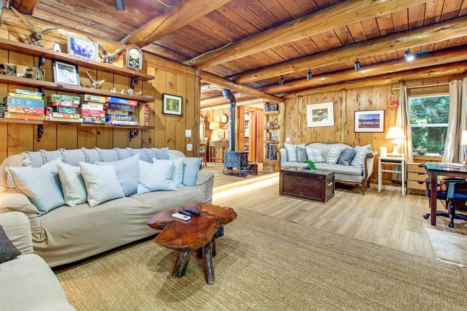 Hike to the Coast! Log Cabin on 5 Acres in Bandon Cabin in Oregon