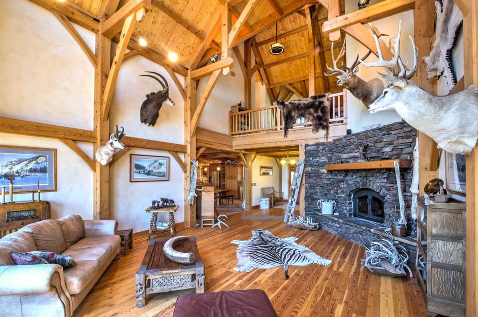 Stunning Silesia Home Furnished Deck and River View House in Montana