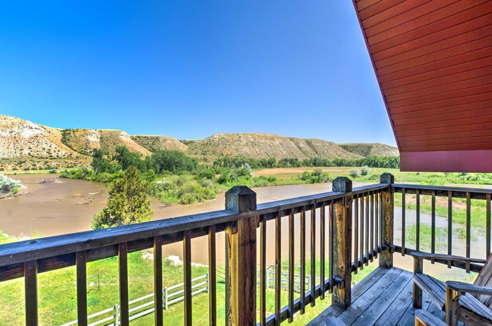 Stunning Silesia Home Furnished Deck and River View House in Montana