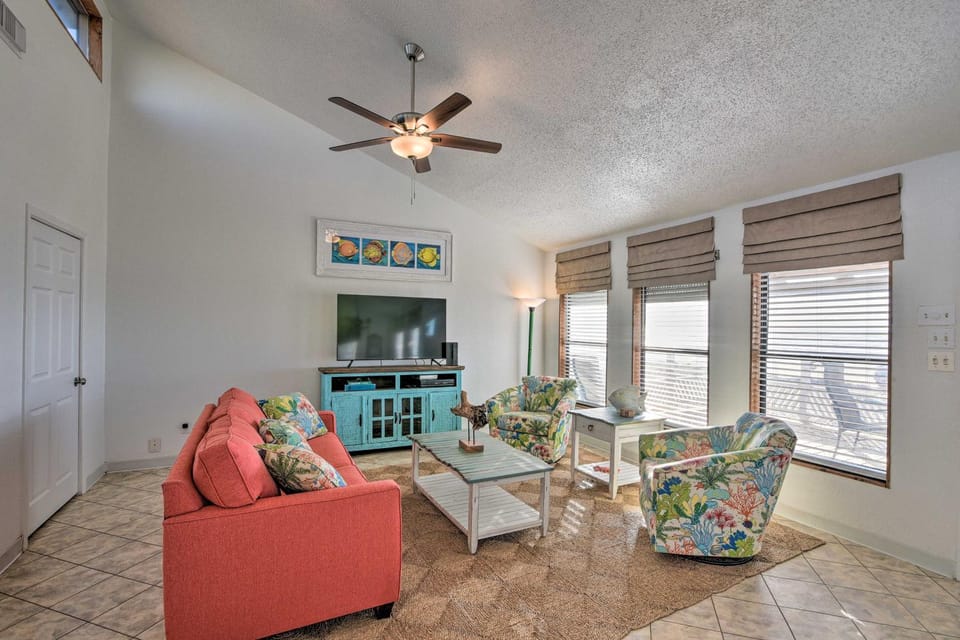 Furnished Deck, Beachfront Fun! Galveston Getaway House in Galveston Island