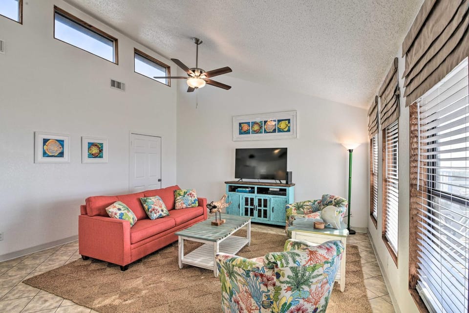 Furnished Deck, Beachfront Fun! Galveston Getaway House in Galveston Island