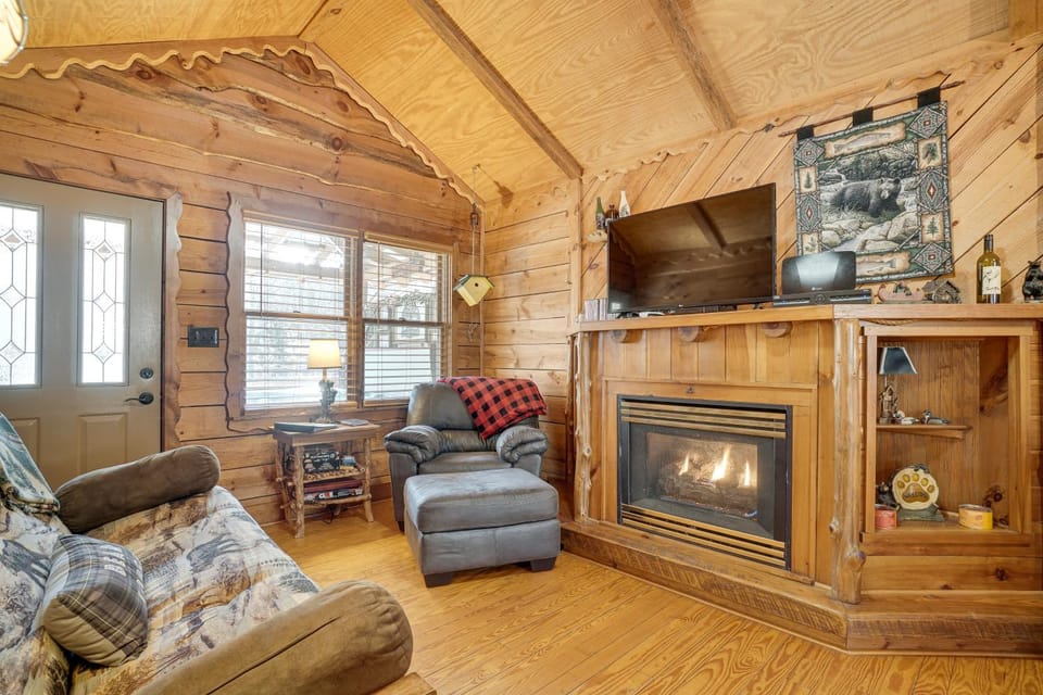 Secluded Family Retreat in Dahlonega w/ Hot Tub! House in Georgia