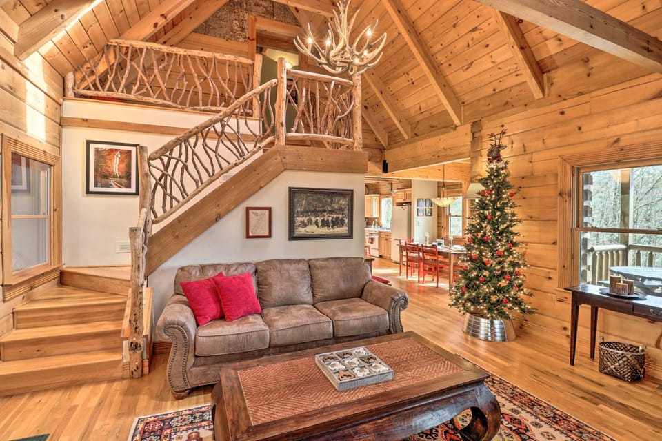 Private Sapphire Valley Resort Cabin w/ Mtn Views! Cabin in Tennessee