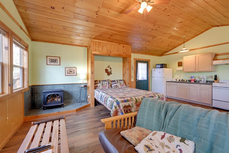 Secluded Nantahala 'Gone Hunting' Cabin w/ Hot Tub Cabin in Fontana Lake