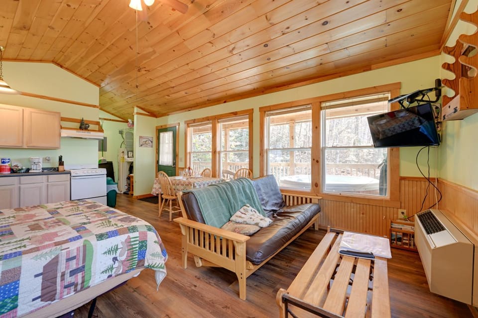 Secluded Nantahala 'Gone Hunting' Cabin w/ Hot Tub Cabin in Fontana Lake
