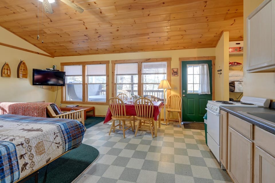 Pet-Friendly Smoky Mountain Cabin: Hunt & Fish! Cabin in Fontana Lake